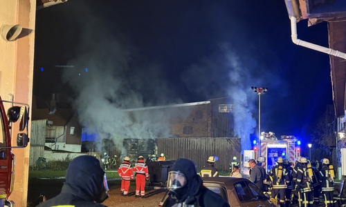 Am frühen Montagabend brach in einer Schrauberwerkstatt in der Heinrich-Bäthmann-Straße ein Brand aus.