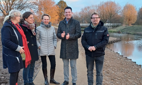 Von links: Maike Klesen (Fachbereichsleitung Stadtentwicklung), Ellen Schulze (ökologische Baubegleitung) Astrid Behrens (Fachbereichsleiterin Tiefbau), Bürgermeister Matthias Nerlich) und Karsten Hahn (Projektleiter).