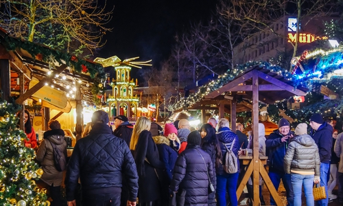 Beim diesjährigen Weihnachtsmarkt sperren mobile Poller die Zufahrten zur Innenstadt ab. 