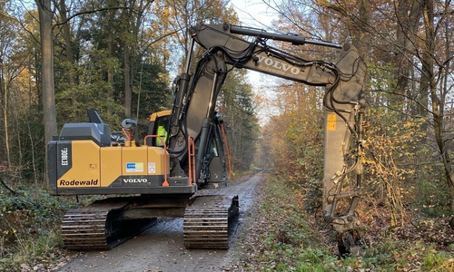 Mit diesem Bagger wurden insgesamt sieben neue Wasserstellen geschaffen.