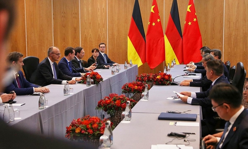 Friedrich Merz und Li Qiang am 23.11.2025