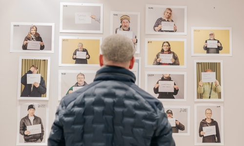 Ein Besucher bei der Vernissage 2024.