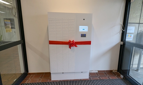  Die Dokumentenausgabebox steht im Eingangsbereich der Stadtverwaltung in der Charley-Jacob-Str. 3. Reisepässe und Personalausweise können jetzt rund um die Uhr abgeholt werden.