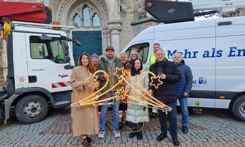 Der Aufbau der Peiner Weihnachtsbeleuchtung beginnt. Erste Reihe von links: Anja Barlen-Herbig (Geschäftsführerin der Peine Marketing GmbH), Lars Kükelhahn (Vorstand Kaufmannsgilde zu Peine), Petra Kawaletz (Unternehmenssprecherin Stadtwerke Peine), Bürgermeister Klaus Saemann (Aufsichtsratsvorsitzender der Peine Marketing GmbH). Zweite Reihe von Links: Dirk Scheffler, Enver Arvis (beide Stadt Peine), Dunja Wittenberg (Vorstand Kaufmannsgilde zu Peine), Nick Ulrich und Andreas Rubrecht (beide Stadtwerke Peine). 