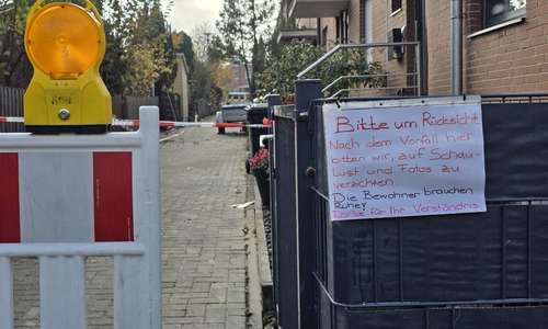 "Die Bewohner brauchen Ruhe" - mit einem Zettel bitten die Anwohner auf Schaulust und Fotos zu verzichten.