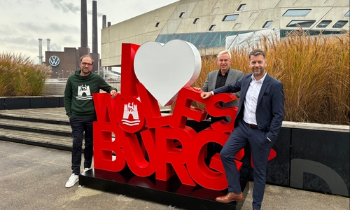  Enthüllten den neuen Fotopoint am phaeno (v.r.n.l.): Oberbürgermeister Dennis Weilmann, Kai-Uwe Hirschheide (Erster Stadtrat und Stadtbaurat) und Jens Hofschröer (Dezernent für Digitales und Wirtschaft, WMG-Geschäftsführer). 