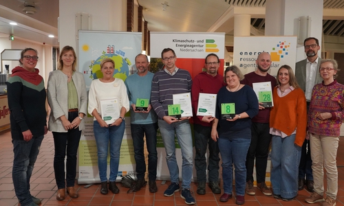 Vier Familien wurden in diesem Jahr mit der „Grünen Hausnummer“ für energieeffizientes Sanieren ausgezeichnet.