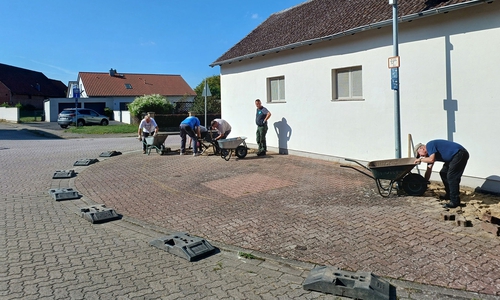 Die vorhandenen Pflastersteine und die darunterliegende Sandbettung wurden entfernt.