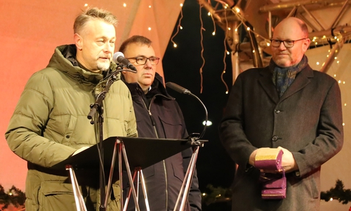  Bürgermeister Ivica Lukanic eröffnete am gestrigen Dienstag gemeinsam mit Pfarrer Matthias Eggers und Propst Dieter Schultz-Seitz den Weihnachtsmarkt auf dem Schlossplatz