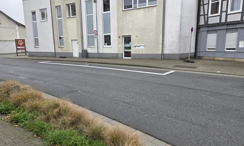 Auf der Dr.-Heinrich-Jasper-Straße wurden neue Markierungen aufgebracht. 