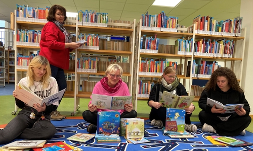 In der Stadtbibliothek wird schon eifrig nach Kinderbüchern gestöbert, aus denen am Vorlesetag am 21. November vorgelesen wird. 