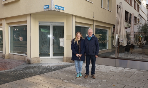 Betreiber Lisa und Peter Schittko vor dem Eckladen, in den die Erweiterung des l’Oliveto einziehen wird.