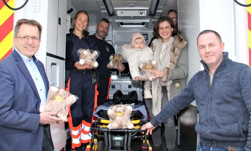 Erster Kreisrat Torsten Wendt (links) und der stellvertretende Leiter des Rettungsdienstes Sören Fricke (rechts) freuen sich mit Notärztin Isabell Schulze (hinten links) und Team über die von Galina Behn (hinten rechts) gesponsorten Teddys.