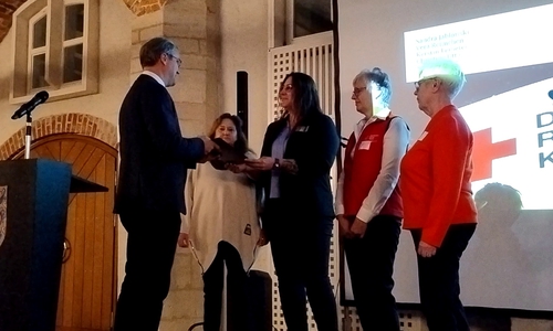 Im Rahmen einer feierlichen Zeremonie überreichte am 10.11.2025 Dominik Meyer zu Schlochtern, Erster Kreisrat des Landkreises Gifhorn, mehr als 90 ehrenamtlich tätigen Menschen aus dem Landkreis Gifhorn goldene Ehrenamtsurkunden.