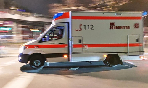 Rettungswagen der Johanniter im Einsatz bei Nacht (Archiv)