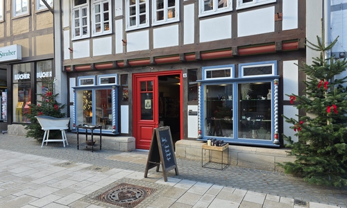 Das Antiquitätengeschäft hat heute den neuen Laden in die Straße "Am Alten Tore" eröffnet.