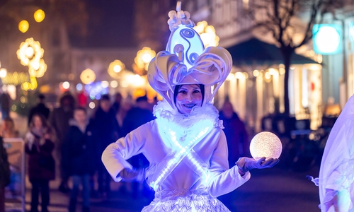WalkActs wie die Lichtfiguren bezaubern junge und alte Besucher der Weihnachtsstadt Peine.