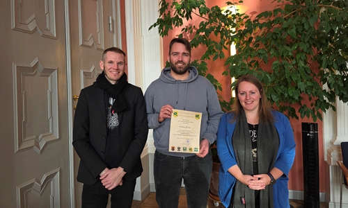 Personalchef Christian Malitzki (links) überreichte dem neuen Standesbeamten Stephan Köchy im Beisein von Standesbeamtin Alina Curland die Bestellurkunde.