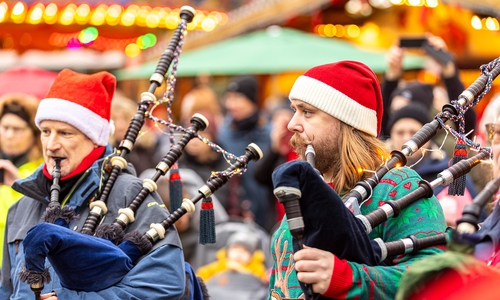 Highlight der Schottischen Weihnacht in der Weihnachtsstadt Peine: Der Auftritt der Old Town Pipe & Drum Band auf dem Historischen Marktplatz.