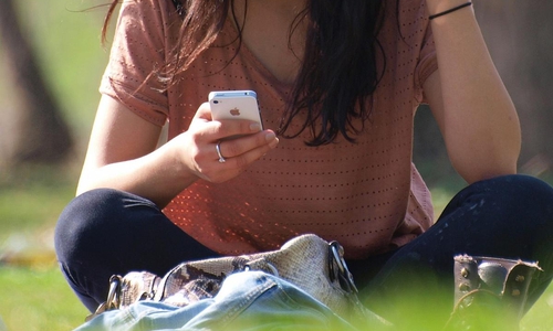 Smartphone-Nutzerin (Archiv)