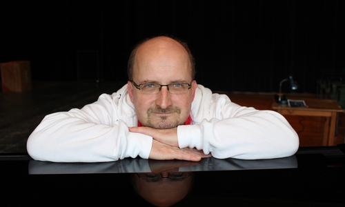 Burkhard Bauche präsentiert eine Schlagerrevue im Lindenhof-Theater.