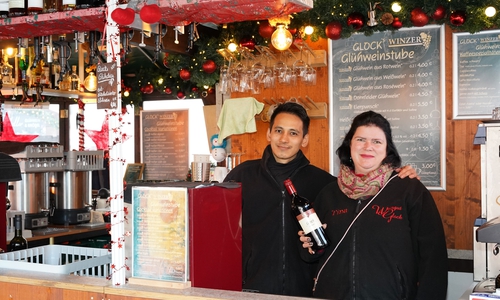 Moses und Tina von Glock’s Winzer-Glühweinstube freuen sich über das großzügige Platzangebot. Manche Gäste würden sich am Wochenende aber längere Öffnungszeiten wünschen.