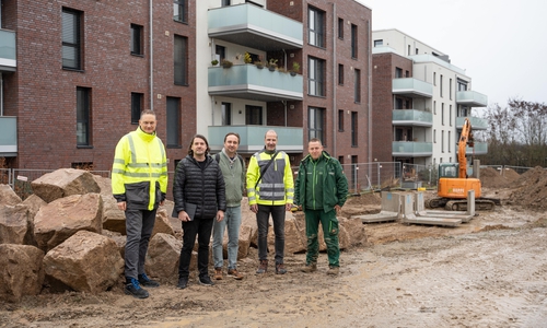 Achim Spehr (VWI), Christian Laviola (VWI), Sandro Sauer (Henning Larsen Landschaftsarchitekten), Uwe Otto (Prisma) und Polier René Burmester (Hoppe Garten- und Landschaftsbau) (v. li.).