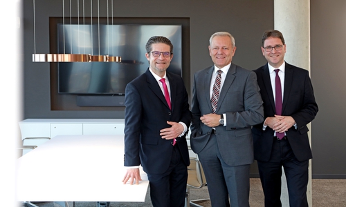 Ab Anfang Januar 2026 zu dritt im Vorstand der Volksbank BRAWO: Carsten Ueberschär (Vorstandsmitglied ab Januar 2026, links), Jürgen Brinkmann (Vorstandsvorsitzender, Mitte) und Dr. Lars Berkefeld. 