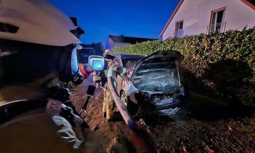 Feuerwehr Arpke bekämpft PKW-Brand (Archiv)