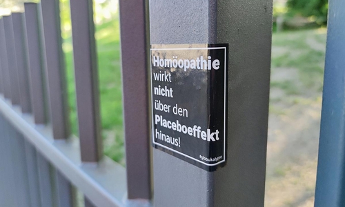 Aufkleber-Kampagne gegen Homöopathie (Archiv)