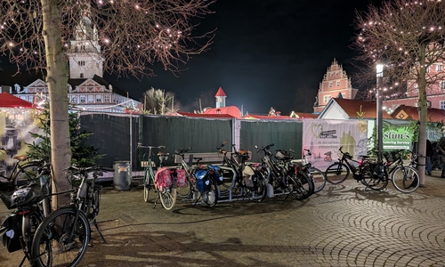 Die Fahrradabstellanlage vor dem Weihnachtsmarkt an einem Mittwochabend.