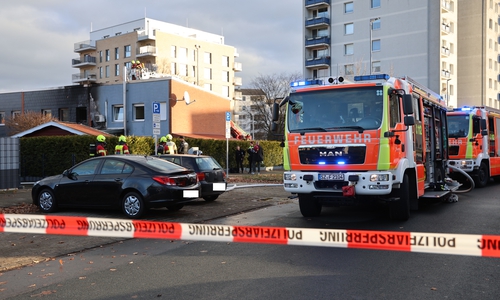Ein brennender Anbau an einem Reihenhaus hat am Montagmorgen einen größeren Feuerwehreinsatz im Salzgitteraner Zwergenstieg ausgelöst
