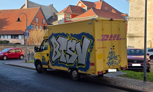 Mehrere Fahrzeugen der Deutschen Post wurden mit Eintracht-Schriftzügen besprüht. 