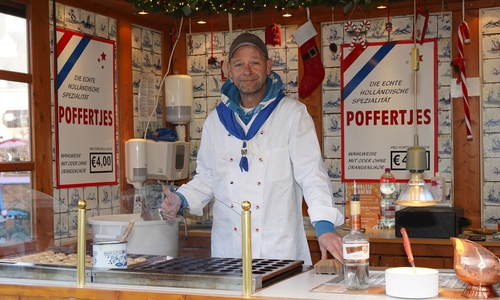 Norman van Wijk vom Poffertjes-Stand ist bisher zufrieden.