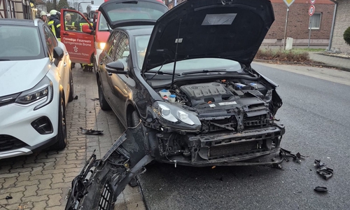 Durch den Aufprall wurde die Front des Autos abgerissen.