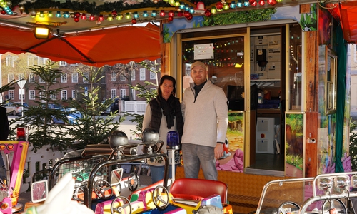 Daniela Ahrend und Manfred Vorlop freuen sich auf die jüngsten Besucher in ihrem Kinderkarussell. Sie sind wie immer sehr zufrieden mit dem bisherigen Verlauf des Weihnachtsmarktes.