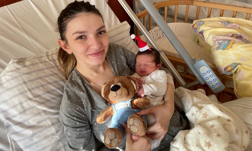 Mutter Marina Rusta mit ihrem Weihnachtsbaby Konstantinos.