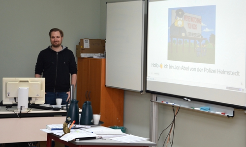 Jan Abel vom Sachbereich Prävention in der Polizei Helmstedt hatte nicht nur interessante Technik-Tools im Gepäck, sondern auch animierte Videos zum Thema Internet-Gefahren.
