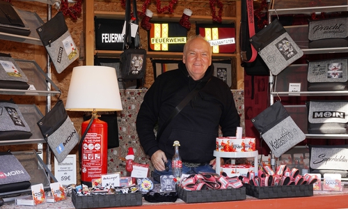 Bernd Jüterbock aus Berlin verkauft neben Taschen von Vestbag allerlei Feuerwehr-Utensilien. Auch er ist zufrieden.