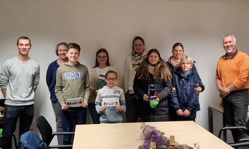 Oliver Iversen, Leiter Geschäftsbereich Straßenbau und Projektkoordination (rechts), und Radverkehrskoordinator Pascal Rose (links) bei der Preisübergabe mit den Gewinnern des Stadtradeln.