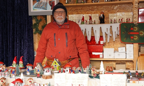 Horst Günzel verkauft seit 25 Jahren Kunstkeramik auf dem Weihnachtsmarkt und fühlt sich auf dem Schlossplatz sehr wohl. Er findet es hier viel schöner als in Braunschweig.