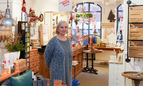 Inhaberin Christiane Thomas bietet bis Weihnachten Rabatte auf viele Artikel.