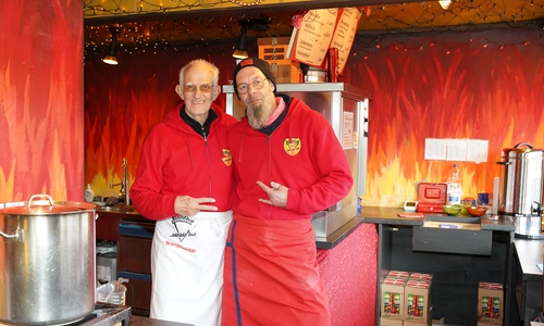 Hajo Palm und Toto Bode von der Feuerzangenbowle finden es immer schön, mit den Menschen hier zu tun zu haben. 