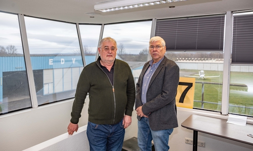 Harald Bode (li.) und Volkmar Plewa im Tower des Flugplatzes,