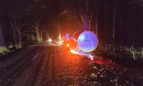 Verkehrsunfall auf der L120 im Bereich Debstedt - Milchtransporter gerät in den Seitenraum (Archiv)