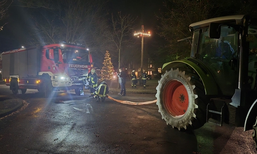 Vor Ort eingetroffen stellte sich schnell heraus, dass die Hofeinfahrt von einem abgestellten Traktor versperrt war.