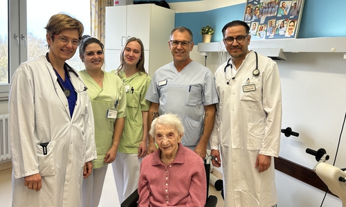 Chefarzt Dr. Maschtag Ahmad Yusofi und das interdisziplinäre Behandlungsteam aus Ärzten, Pflegekräften und Therapeuten mit Else Tostmann. 