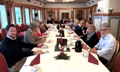 Die Grünen Damen und Herren bei der Weihnachtsfeier in Goslar mit Dorian Denner, Klinikmanager der Asklepios Harzkliniken (li. vorne).