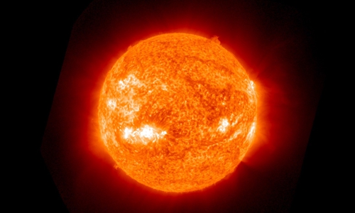 Aufnahme der großen Sonnenfleckenregionen vom 3. Dezember 2025. Am 28. November hatte ein riesiger Sonnenfleckenkomplex begonnen, den südöstlichen Sonnenrand zu passieren (helle Region in der linken unteren Hälfte des Bildes). In den nächsten ein bis zwei Tagen könnte ein Sonnenflare auftreten und gegebenenfalls eine Plasmawolke Richtung Erde ausstoßen. Sollten diese Bedingungen erfüllt werden, könnte ein geomagnetischer Sturm auftreten – mit der Möglichkeit, dass bei klarem Himmel Polarlichter auch in Deutschland sichtbar werden. 