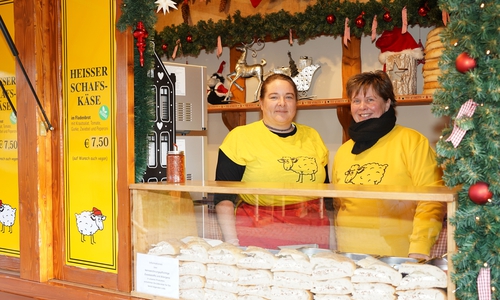Mona Hoppe (links) und Sandra Reh verkaufen heißen Schafskäse im Fladenbrot und freuen sich über den bisherigen Verlauf.